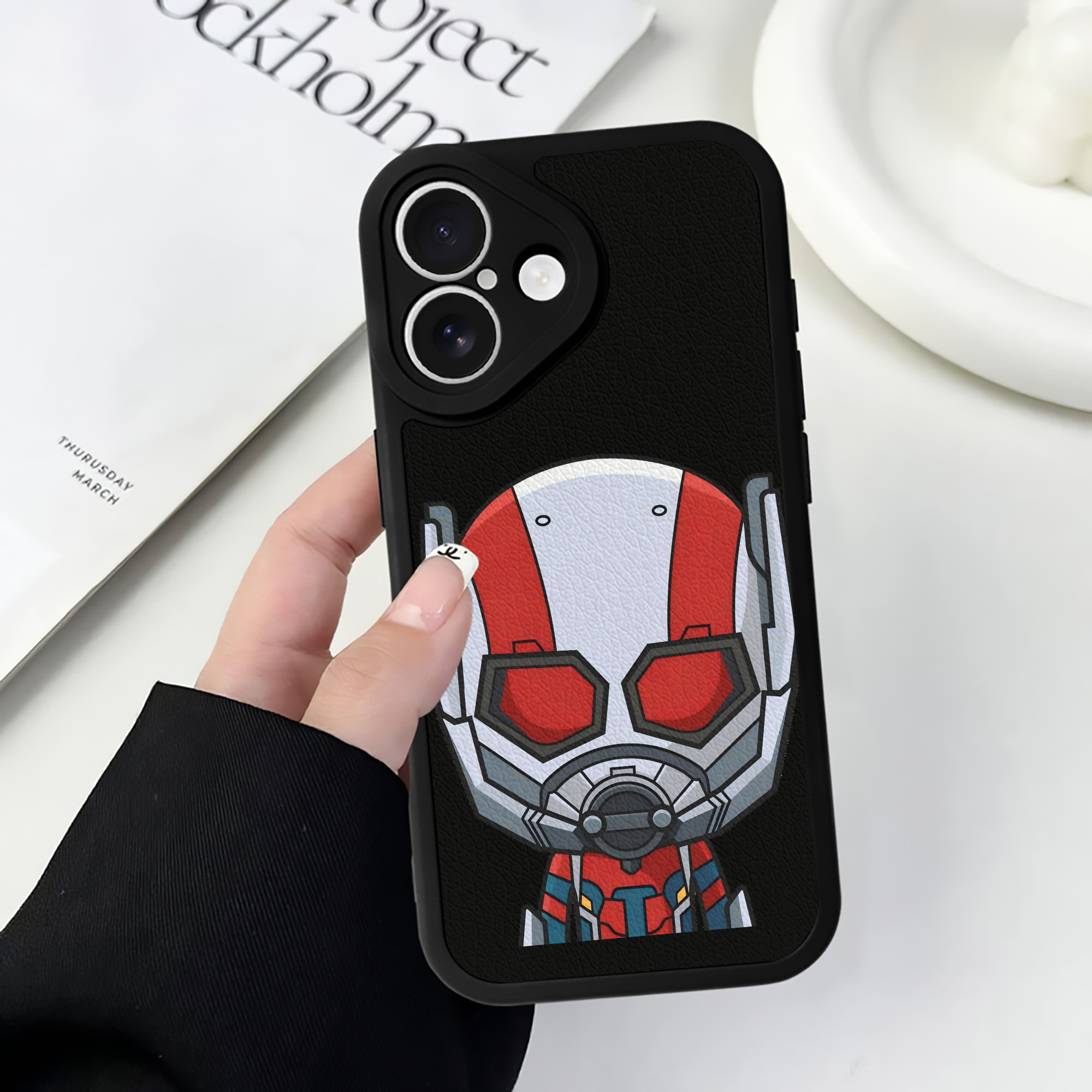 （画像用） アベンジャーズ The Avengers 【iPhone 16シリーズ対応】シリコンスマホケース（レザー調） 材質：シリコン
